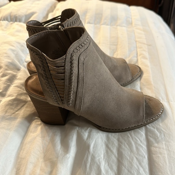 Universal Thread Heels - Picture 3 of 3